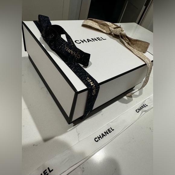 Chanel gift box ๐ with three different colored ribbons! ๐ - Picture 3 of 7